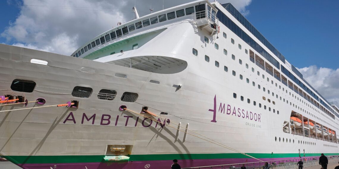 El crucero Ambition, aislado por un brote de gastroenteritis, atraca en el puerto de A Coruña