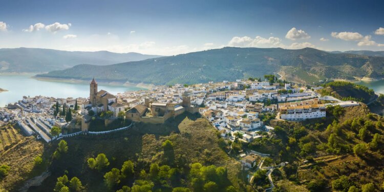 El pueblo más bonito para viajar en mayo tiene un castillo milenario y es ideal para hacer una escapada rural desde Aragón