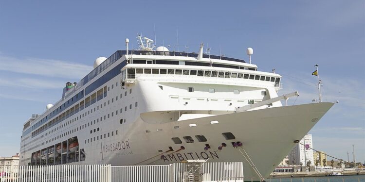 El puerto prevé cerca de un centenar de escalas de cruceros para los meses de verano en Cádiz
