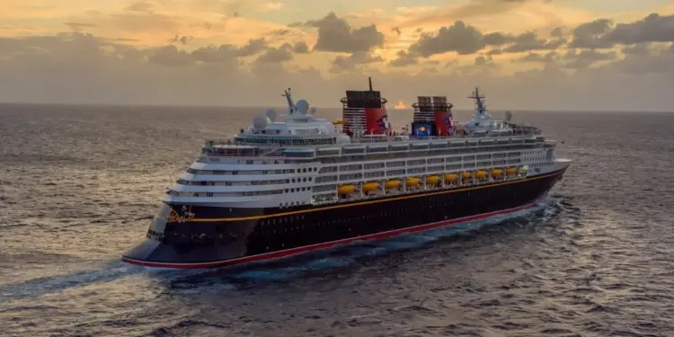 Empleados de cruceros Disney fueron deportados tras investigación por material indebido con menores