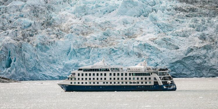 Entre glaciares y centollas: así se come en el crucero que navega por el fin del mundo