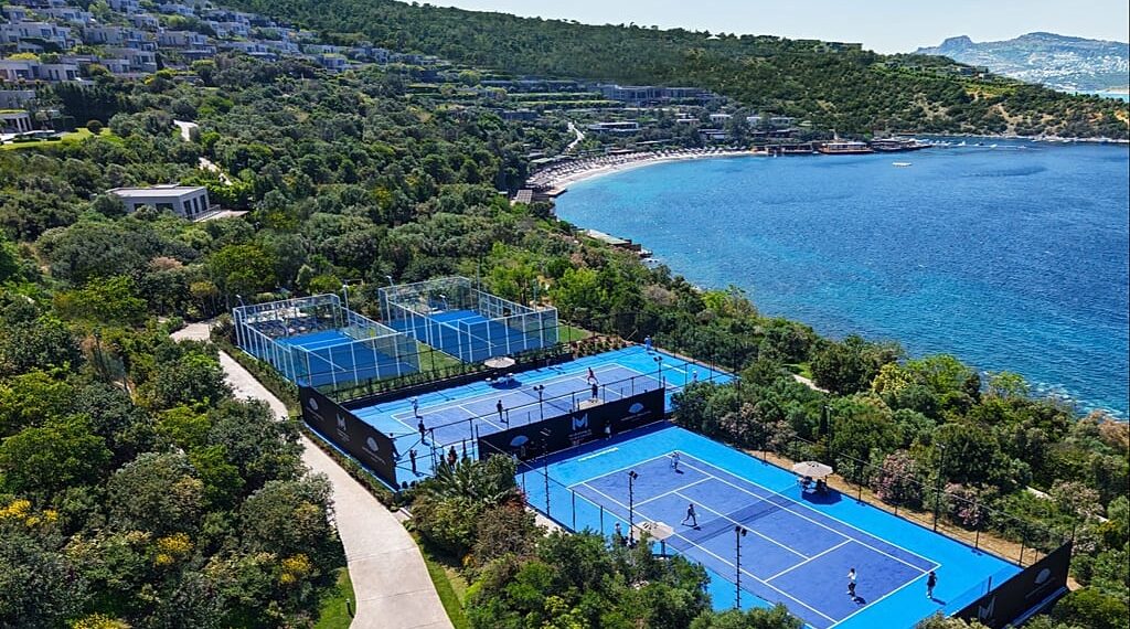 Vacaciones de lujo con tenis: los resorts más exclusivos de Europa donde jugar como un profesional