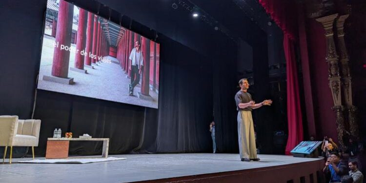 Comparte Alan Estrada con jóvenes "El poder de los viajes"