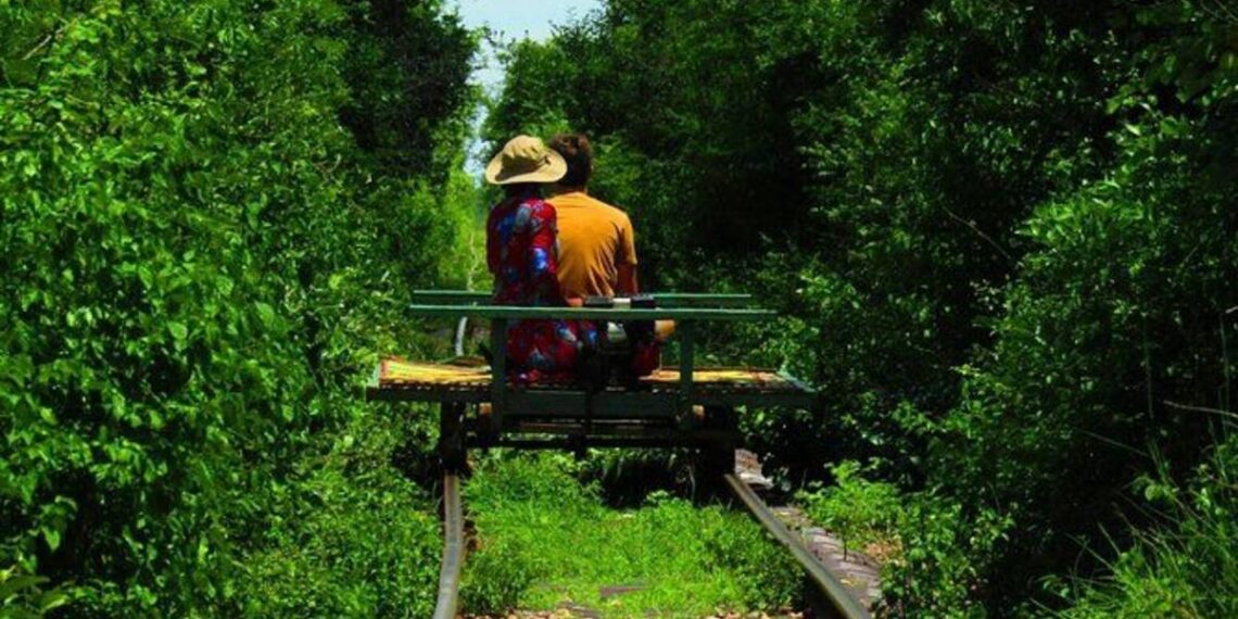 Así es el único tren de bambú del mundo: viajes a mercados locales, templos y cuevas