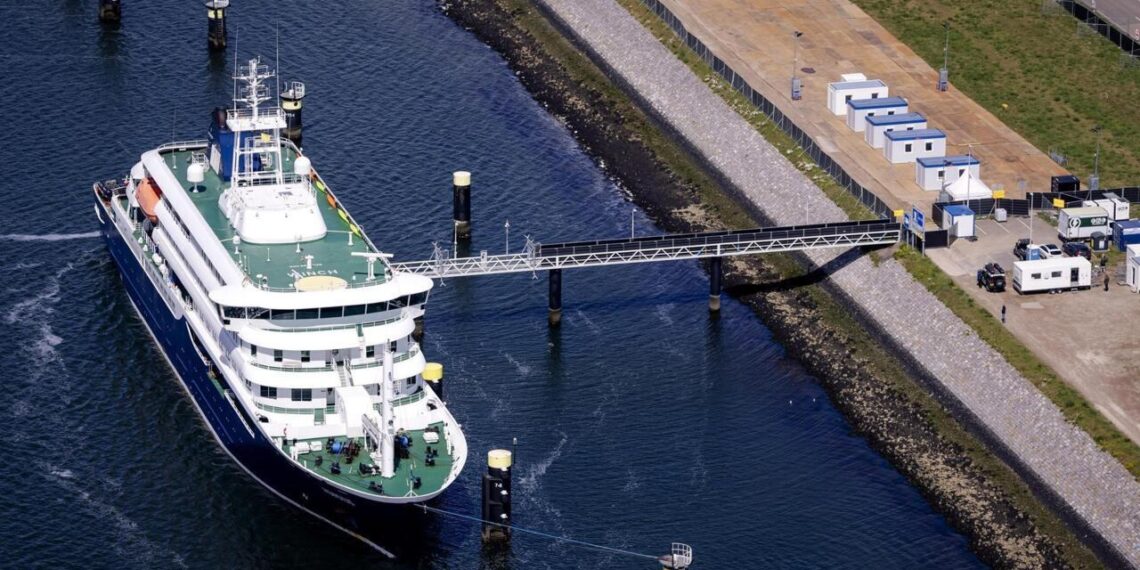Fin de la travesía: crucero afectado por hantavirus llega a Róterdam para su desinfección