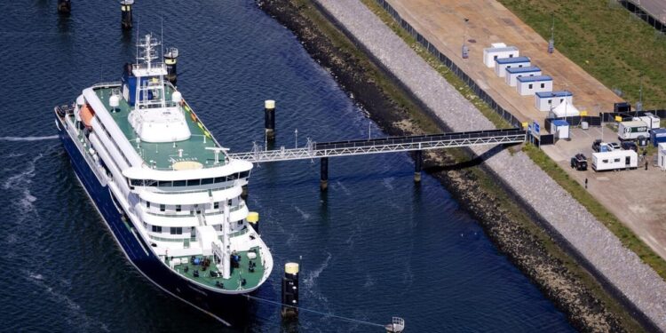 Fin de la travesía: crucero afectado por hantavirus llega a Róterdam para su desinfección