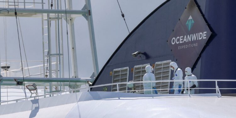 Fin de la pesadilla del MV Hondius: el crucero del hantavirus llegó a Países Bajos y comienza su desinfección