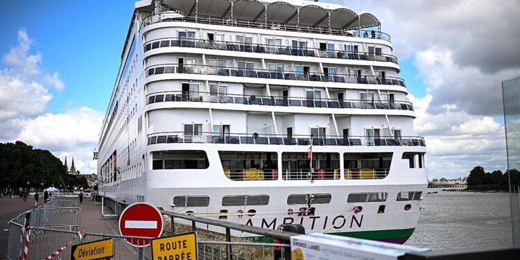 Francia confina un crucero con 1.700 personas: «Es el caldo más propicio para todo tipo de infecciones»