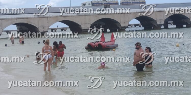 Fuerte lluvia frena actividad turística durante arribo de crucero a Progreso
