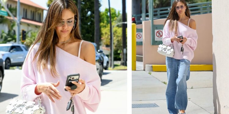 Jessica Alba trae de regreso la moda de los 2000 con baggy jeans, pumps plateados y suéter de hombro caído en mayo 2026