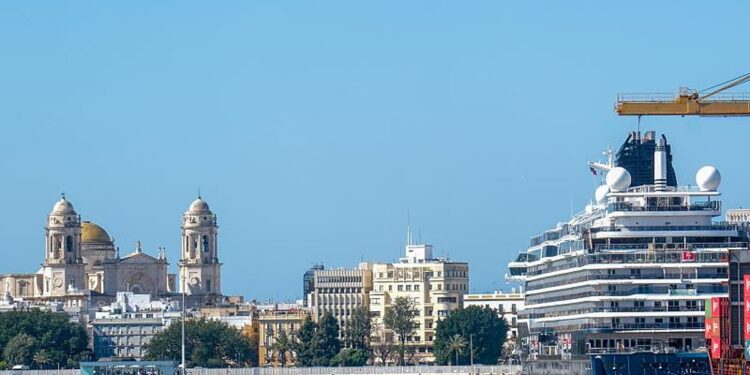 Junio, mes de cruceros: 34 atracarán en el puerto de Cádiz
