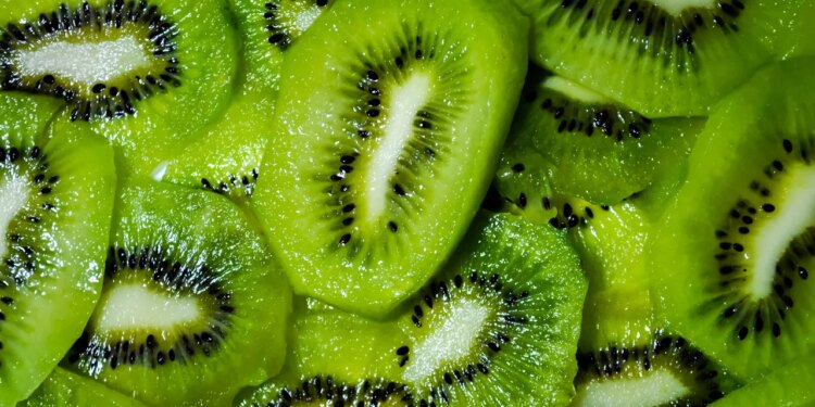 Kiwi: The Fruit That’s So Fiber-Packed Experts Recommend Eating Two a Day
