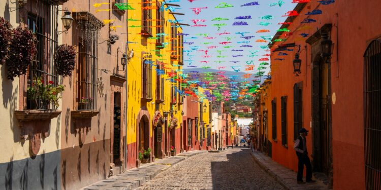 La estrategia nacional La Gran Escapada ya comenzó a movilizar al sector turístico del San Luis Potosí. Hoteles, agencias de viajes, operadores turísticos y negocios familiares potosinos podrán promocionar sus servicios a nivel nacional del 18 al 21 de junio, con ofertas exclusivas y paquetes especiales para atraer viajeros.