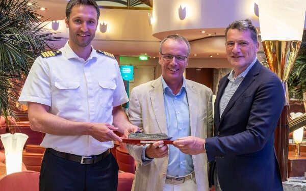 MSC Magnifica celebra inauguración del nuevo MSC Yacht Club al iniciar temporada en Warnemünde