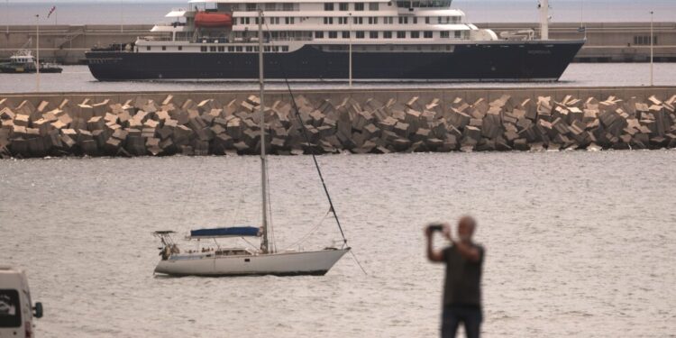 Operadora del barco afectado por hantavirus espera a más información para decidir sobre sus cruceros