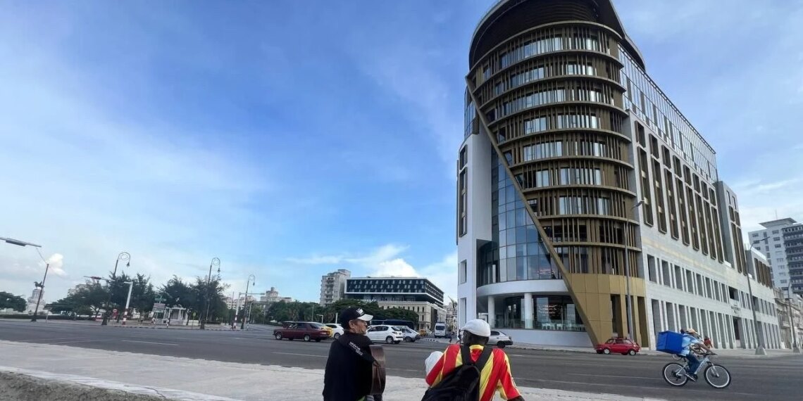 Dos cubanos frente a un hotel en La Habana.