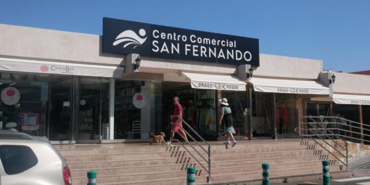 Fachada del Centro Comercial San Fernando, donde se ubica la agencia de viajes Aray Tours.