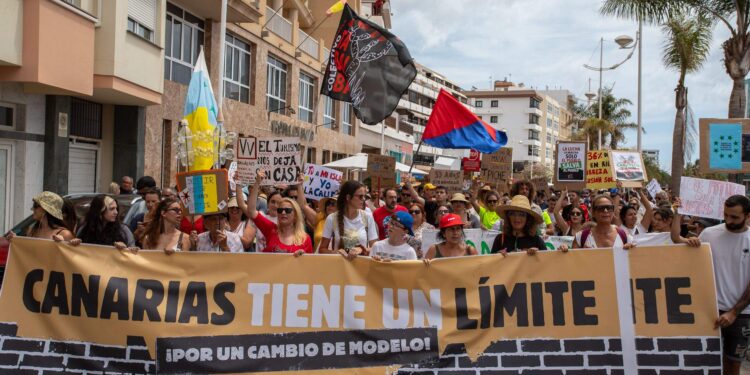 Manifestación del 20 de abril contra la masificación turística en Lanzarote. Foto: Andrea Domínguez.