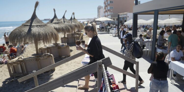 Las agencias de viaje de la Región enfrentan un verano "atípico" con pocas reservas y vuelos más caros