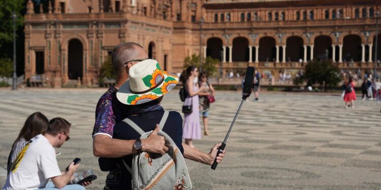 Las agencias de viajes de la región protestan contra el 'imserso cántabro' y piden mayor participación