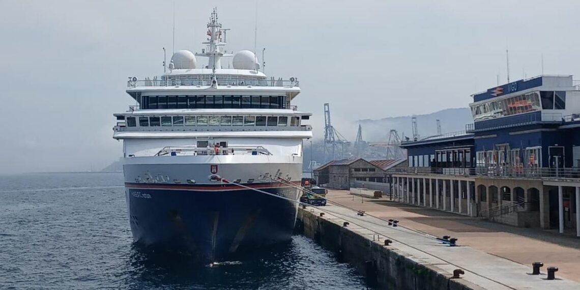 El «Hanseatic Nature» amarra en el puerto de Vigo