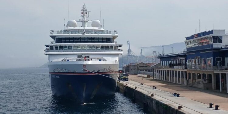 El «Hanseatic Nature» amarra en el puerto de Vigo