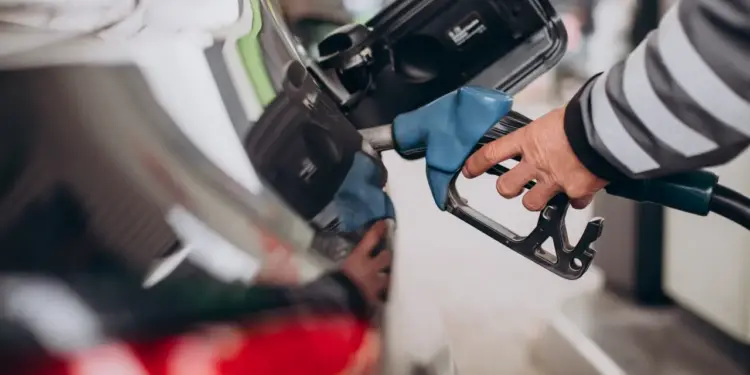 Estadounidenses se preparan para viajes de verano costosos con precios del combustible cerca de máximos históricos