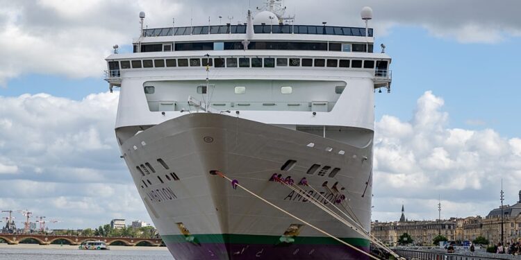Los pasajeros del Ambition desembarcan en Getxo mientras una veintena sigue confinada por norovirus