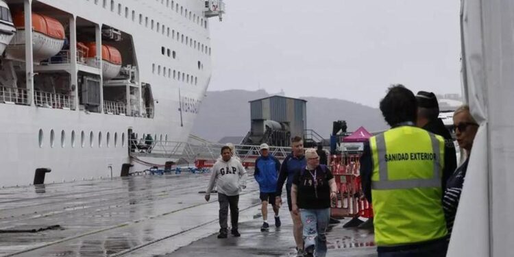 Hablan en Gijón los pasajeros del crucero afectado por un brote de gastroenteritis: "Son cosas que pasan; se ha exagerado todo"