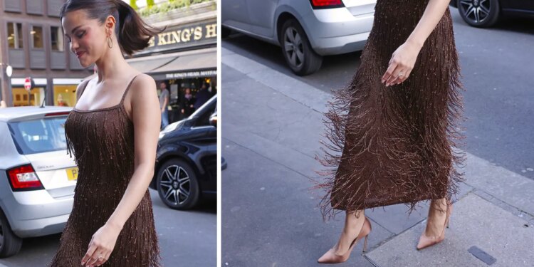 Los zapatos de tacón nude se llevan con vestidos de flecos, al estilo elegante de Selena Gomez