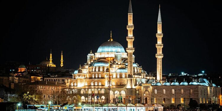 Clubes de azotea y restaurantes en cruceros fluviales: lo mejor de la vida nocturna de Estambul