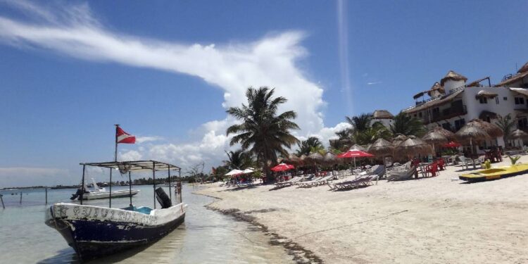 La historia de Mahahual incluye huracanes, pesca, arrecifes y el crecimiento del puerto Costa Maya en Quintana Roo.