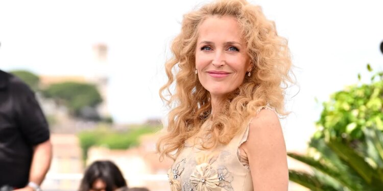 Corte de cabello midi con rizos de los años 90, el peinado que triunfa en Cannes 2026