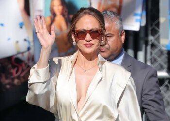 Pantalones palazzo con zapatos de plataforma: Jennifer Lopez luce elegante a los 50+