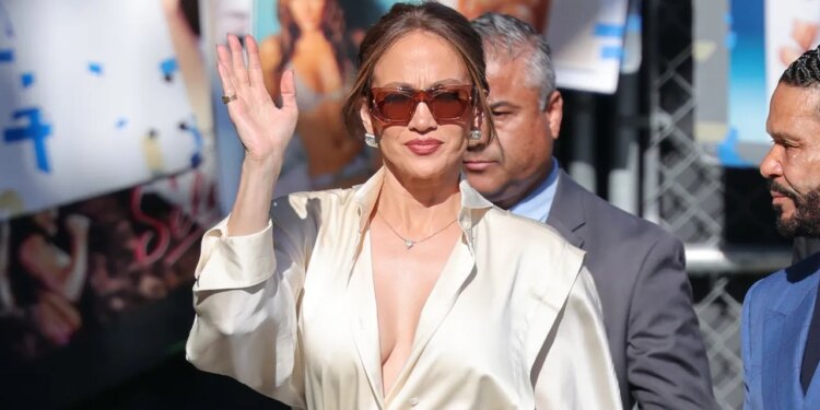 Pantalones palazzo con zapatos de plataforma: Jennifer Lopez luce elegante a los 50+