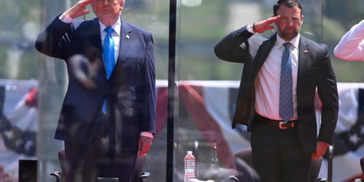 Amenaza de Trump a aeropuertos de ciudades santuario provoca inquietud en la industria de viajes