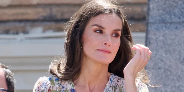 Zara anuncia la llegada de los zapatos de tacón de gamuza más elegantes para lucir con jeans en verano 2026