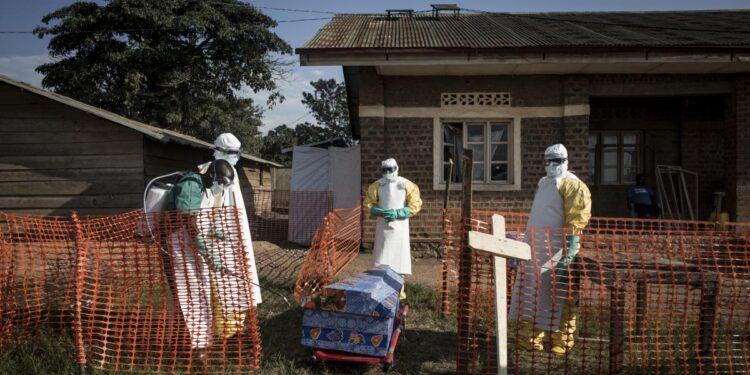 Salud pide evitar viajes no esenciales a África por brote de Ébola