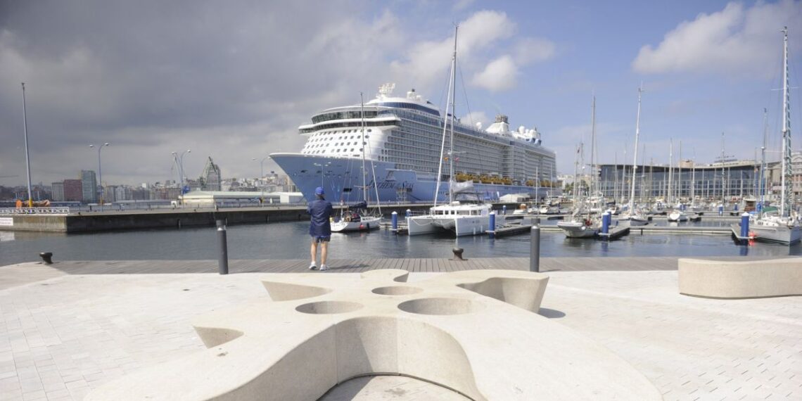 Regenera invertirá más de 10 millones para dotar de suministro eléctrico a los cruceros en el puerto de A Coruña