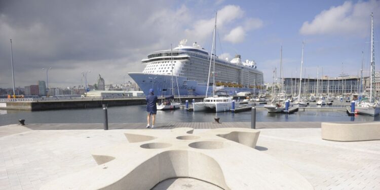 Regenera invertirá más de 10 millones para dotar de suministro eléctrico a los cruceros en el puerto de A Coruña