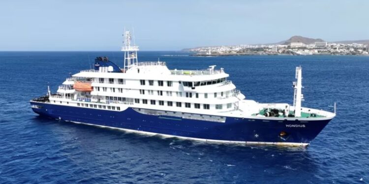 Evacúan a tres personas de crucero afectado por hantavirus mientras crece la disputa sobre el destino de la embarcación
