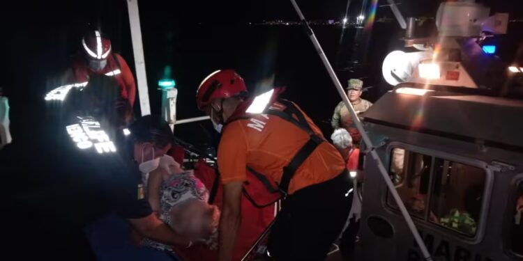 Evacúan de crucero a turista de 72 años por emergencia médica; la trasladan a Cancún
