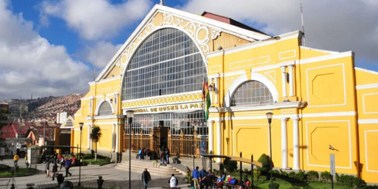 Terminales de buses de La Paz y El Alto suspenden viajes al interior debido al bloqueo de caminos