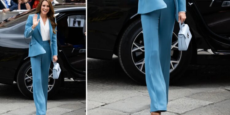 Cambia los jeans palazzo por pantalones color azul para lucir tan elegante como Kate Middleton