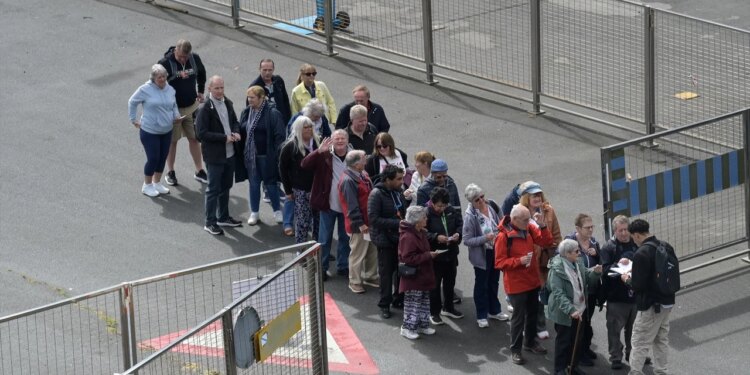 "Estamos todos bien": los pasajeros del crucero afectado por un brote de norovirus desembarcan en A Coruña
