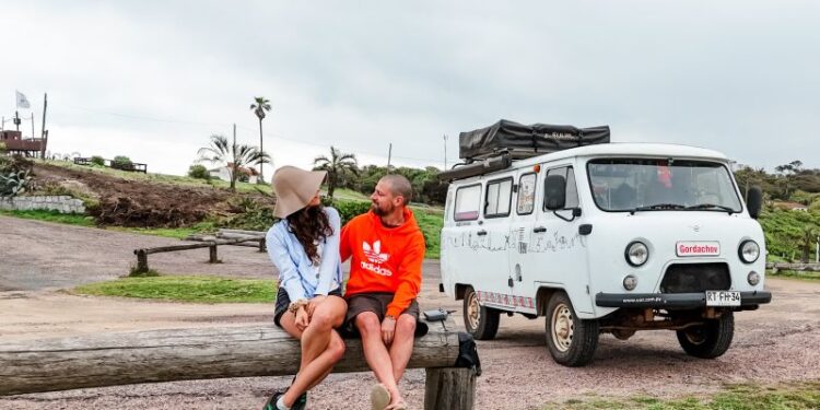 Una enfermedad autoinmune los llevó a viajar por Sudamérica a bordo de una combi rusa