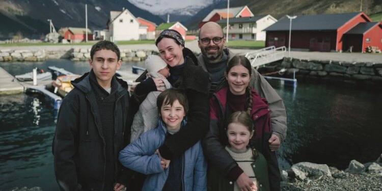 2026 Palme d’Or Winner ‘Fjord,’ Starring Renate Reinsve, Is a Gripping, Urgent Watch