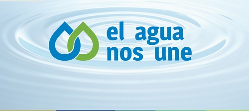 El fútbol mueve al mundo, el agua lo sostiene.