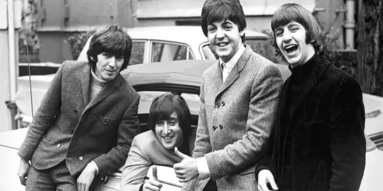 The Beatles en un auto