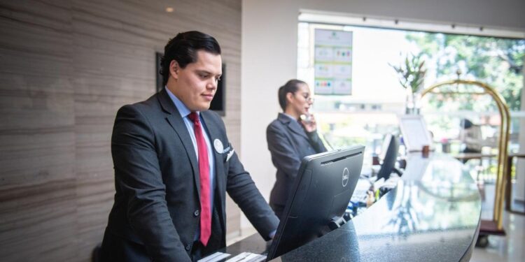 Recepcionistas de hotel.